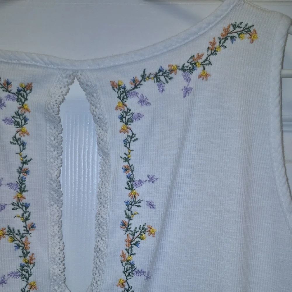 POL White Floral Embroidered Blouse - Picture 10 of 15